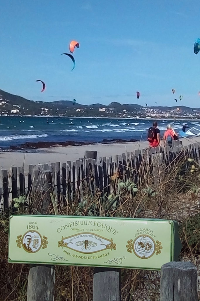 Le nougat Fouque chez les kitesurfers - Route du sel - L'Almanarre à Hyères M. ROUX